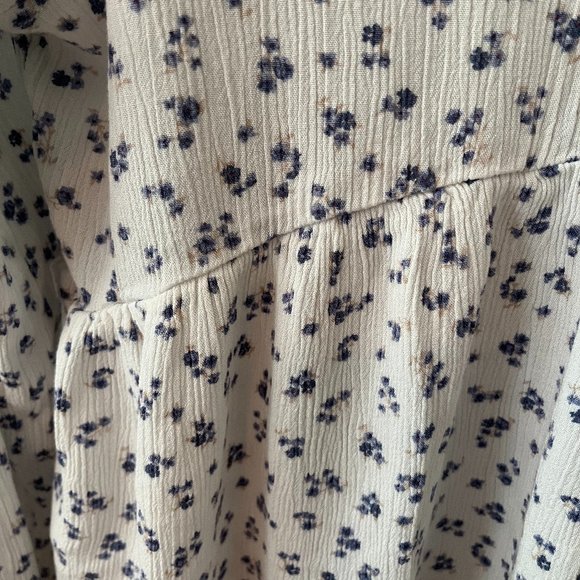 Hippie Rose Peplum Blue and White Floral Top tie detail front Size Large - Picture 4 of 11